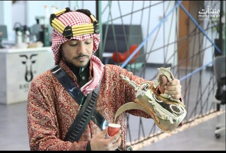 قهوجى حفلات زفاف يقدم ضيافة قهوة عربية فاخرة للمدعوين